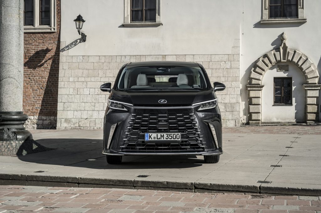 Lexus LM 500h – Không gian thương gia di động